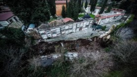 Imagini apocaliptice. Zeci de sicrie au ajuns într-o râpă, după ce o parte dintr-un cimitir s-a prăbușit, în Italia